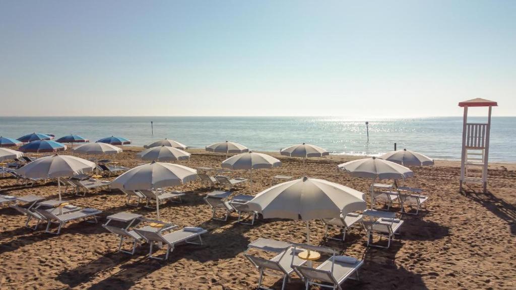 Hotel Athena Lignano Sabbiadoro Exterior foto